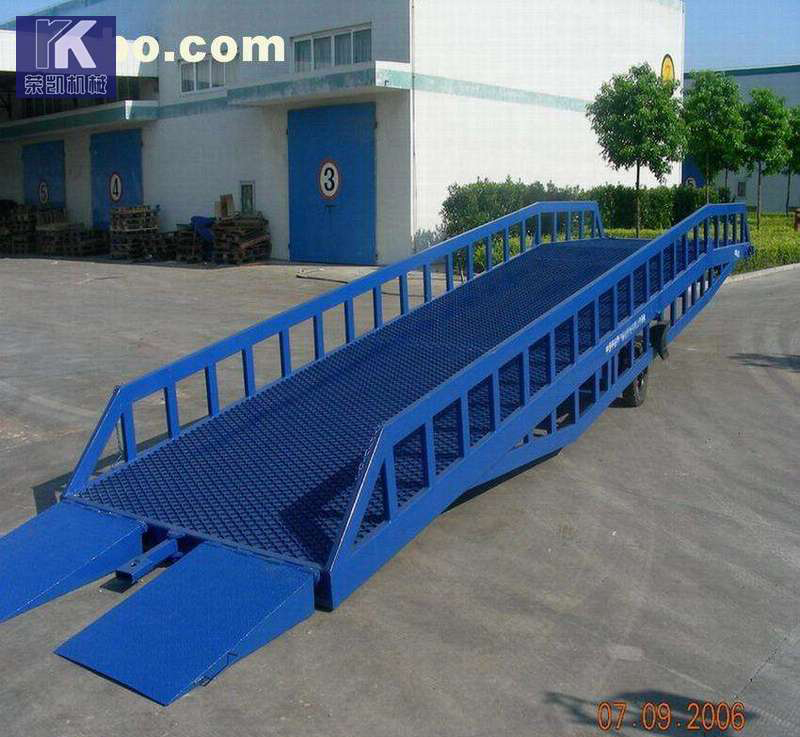 移動(dòng)式液壓登車橋